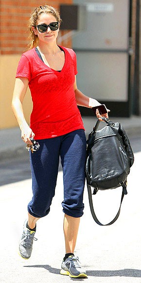Ngôi sao "Chạng vạng" Nikki Reed trên đường đến trường quay với áo phông màu đỏ, quần đen và kính mát sành đệu.